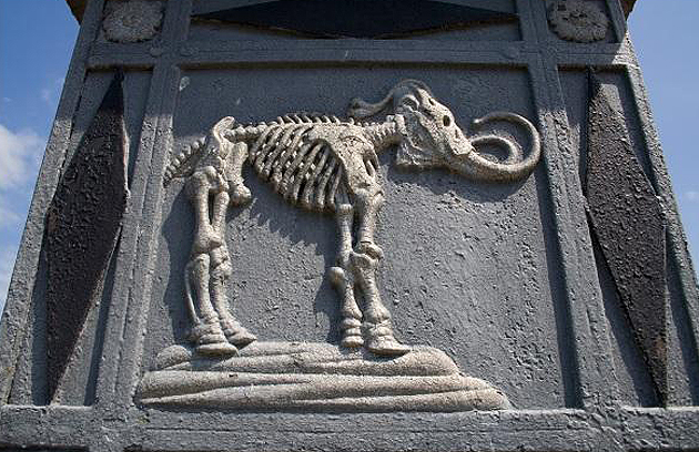 Пам'ятник мамонту