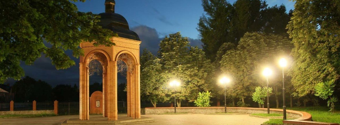 Альтанка біля центрального міського парку