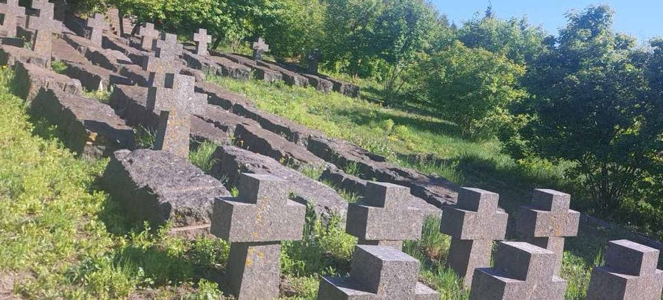 Пам'ятник голодомору у Хоружівці